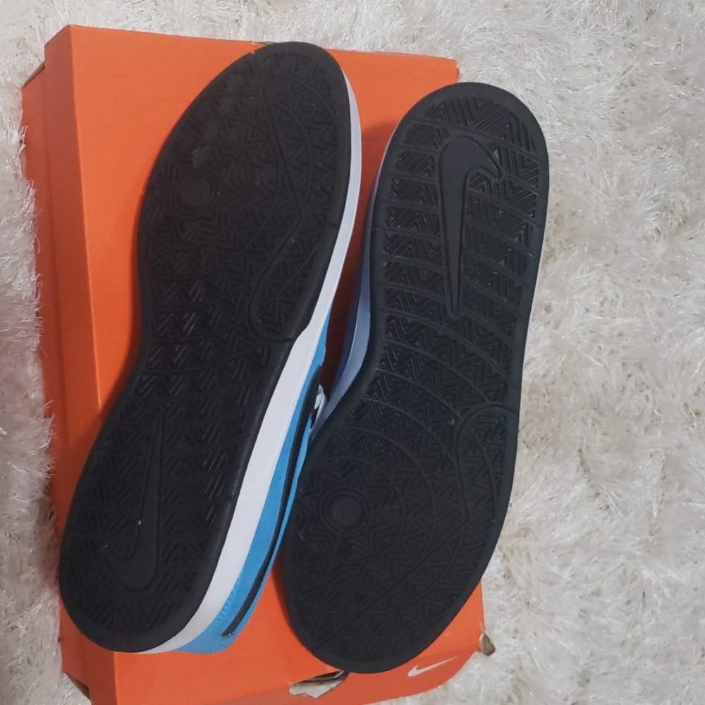 Nike - Picture 3 of 4
